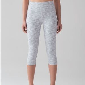 Lululemon Wunder Under Hi-Rise 1/2 Tight (Luxtreme)
Space Ice Grey Alpine White